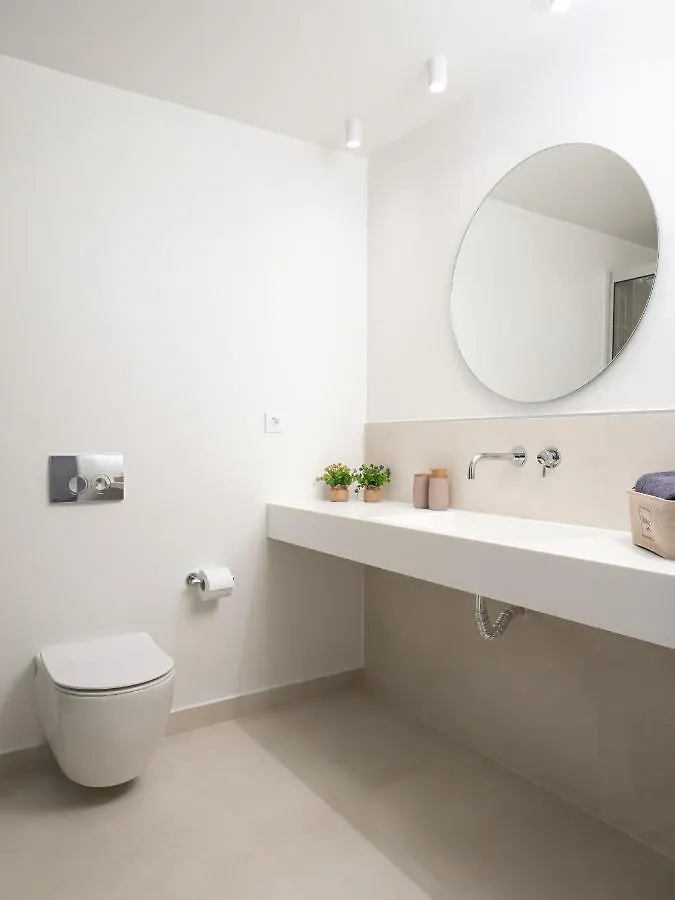 The H Experience - Eclectic Spacious Apartment Near Venetian Castle - 1 Héraklion